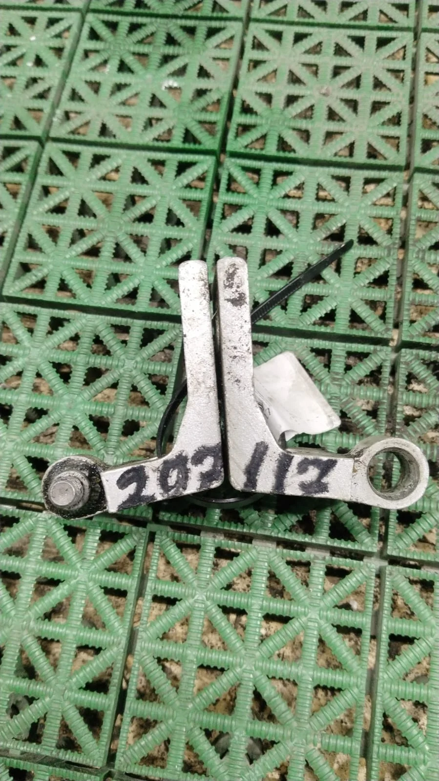 Петля двери SKODA FABIA 1, SKODA OCTAVIA 1Z 2000- передняя левая верхняя серебро б/у FABIA 1(2000-2006);OCTAVIA 1Z(2004-2012)