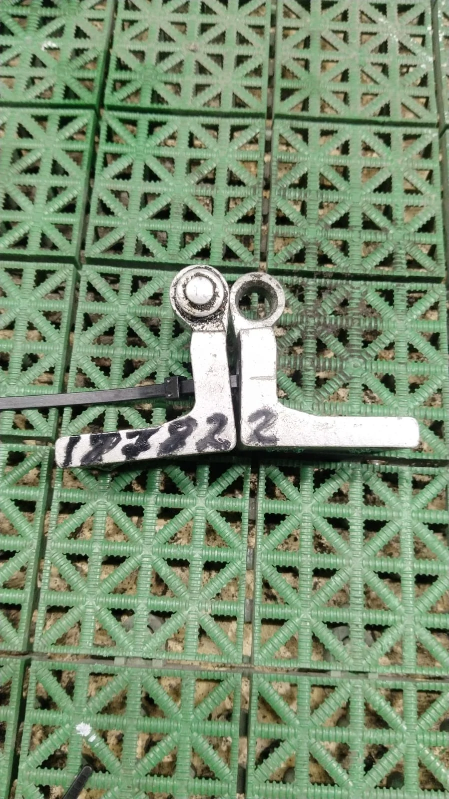 Петля двери SKODA FABIA 1, SKODA OCTAVIA 1Z 2000- передняя левая нижняя б/у FABIA 1(2000-2006);OCTAVIA 1Z(2004-2012)