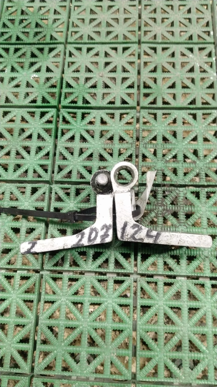 Петля двери SKODA FABIA 1, SKODA OCTAVIA 1Z 2000- передняя правая нижняя серебро б/у FABIA 1(2000-2006);OCTAVIA 1Z(2004-2012)