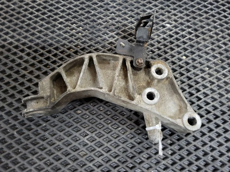 Кронштейн крепления КПП Opel Astra 24459788 L35 Z18XER, задний