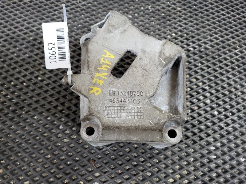 Кронштейн двигателя Opel Corsa 2011 13248790 L68 A14XER, правый