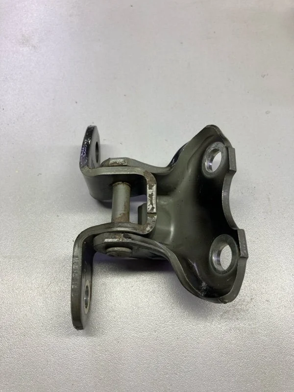 Петля двери передней правой нижняя LEXUS LX570 2017 6873012120 URJ202 3UR-FE 5.7