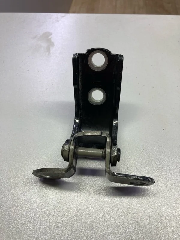 Петля двери задней левой нижняя LEXUS LX570 2017 6878060040 URJ202 3UR-FE 5.7