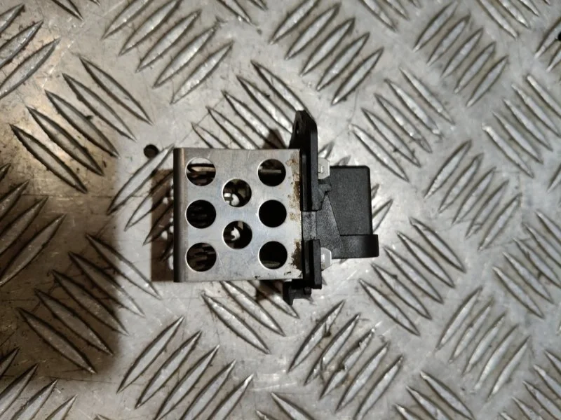 Реле включения вентилятора Nissan Micra