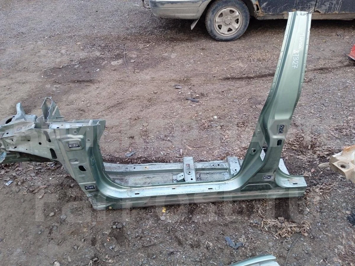 Четверть передняя лев Ниссан Тиида 1  C11