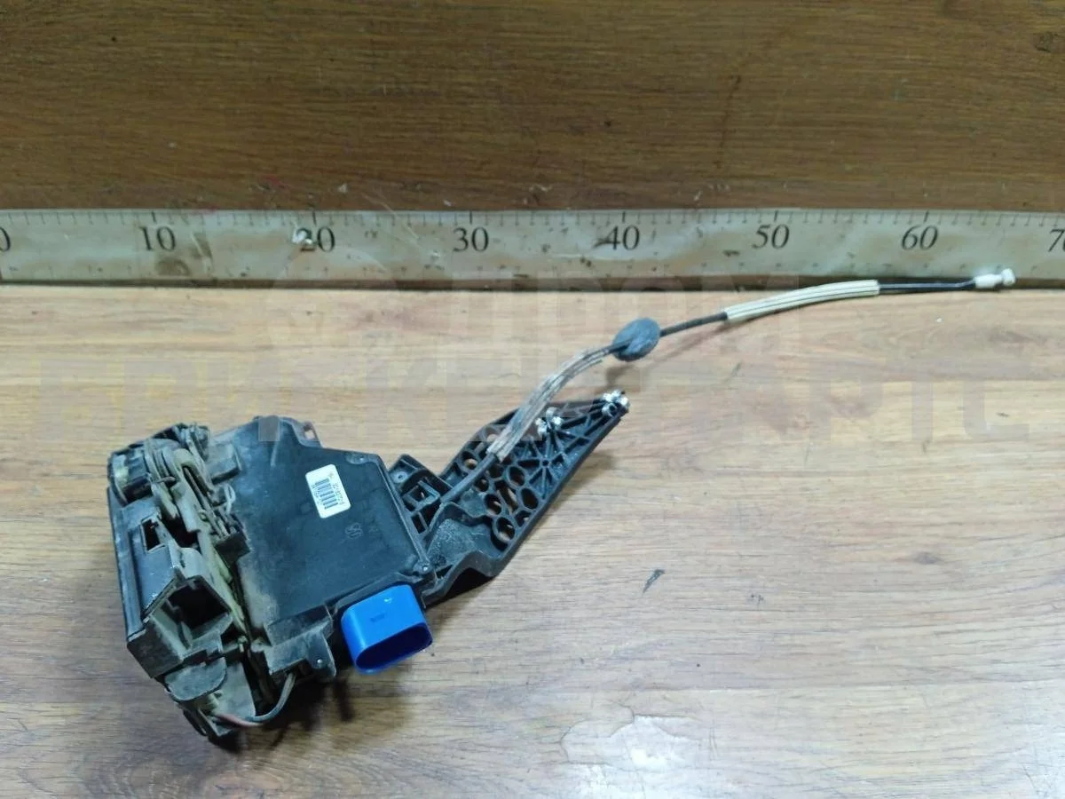 Замок передней правой двери Фольксваген Туарег 1 (GP)