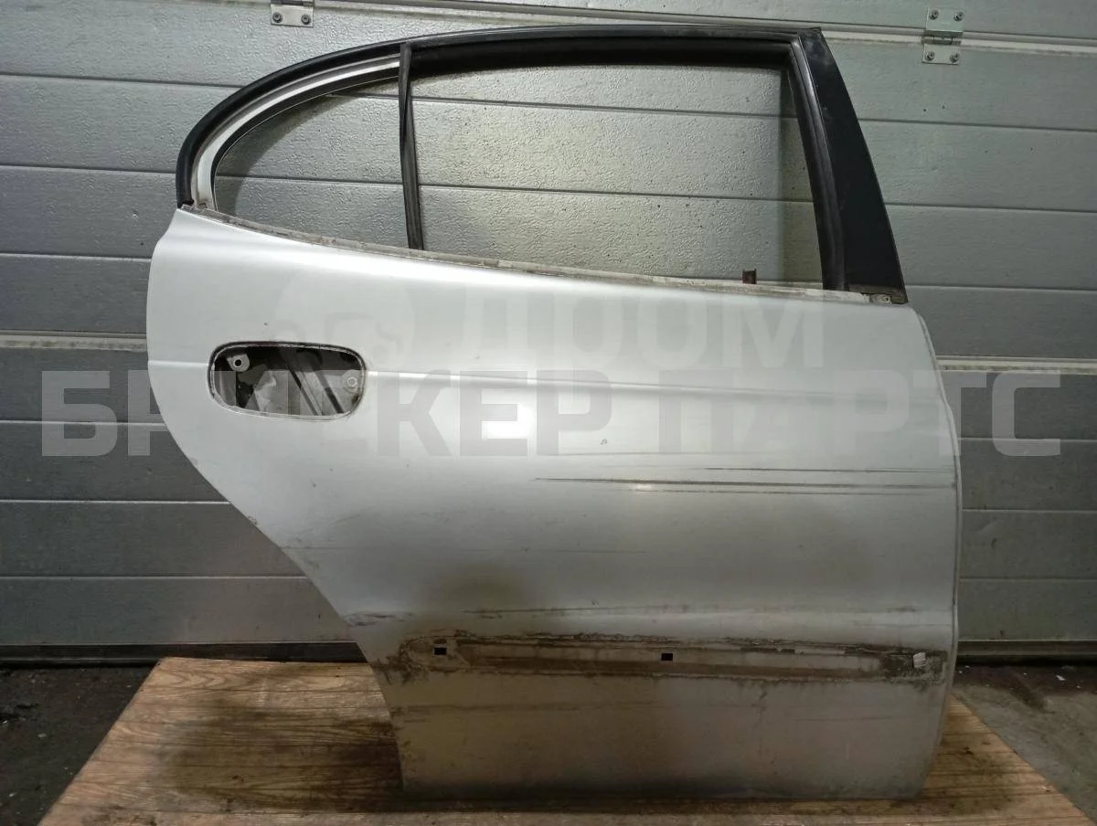 Дверь задняя правая Дэу Леганза 1  V100