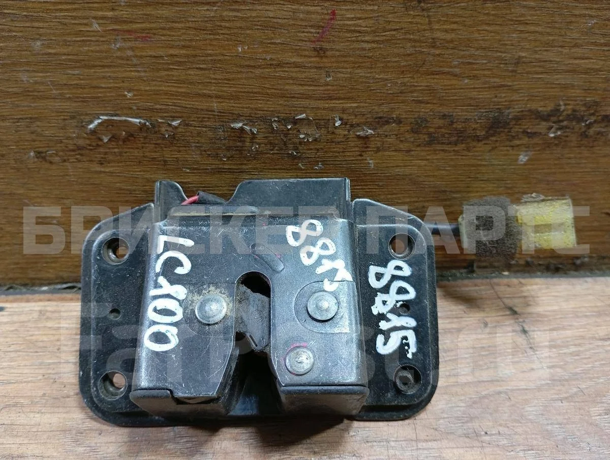 Замок багажника Тойота Лэнд Крузер 100