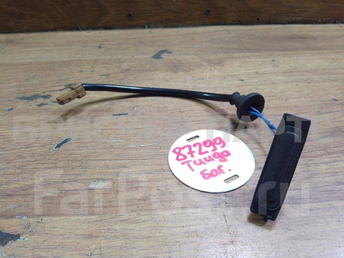 Кнопка открытия багажника Ниссан Тиида 1  C11