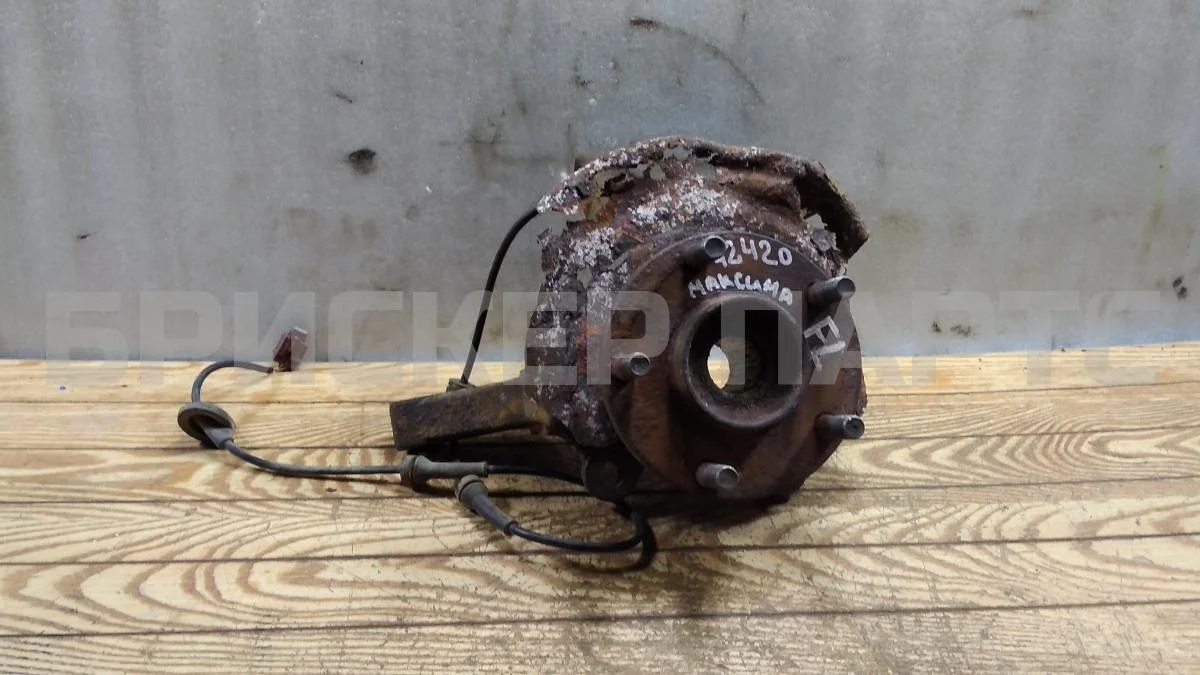 Кулак поворотный лев Ниссан Максима 5  A33