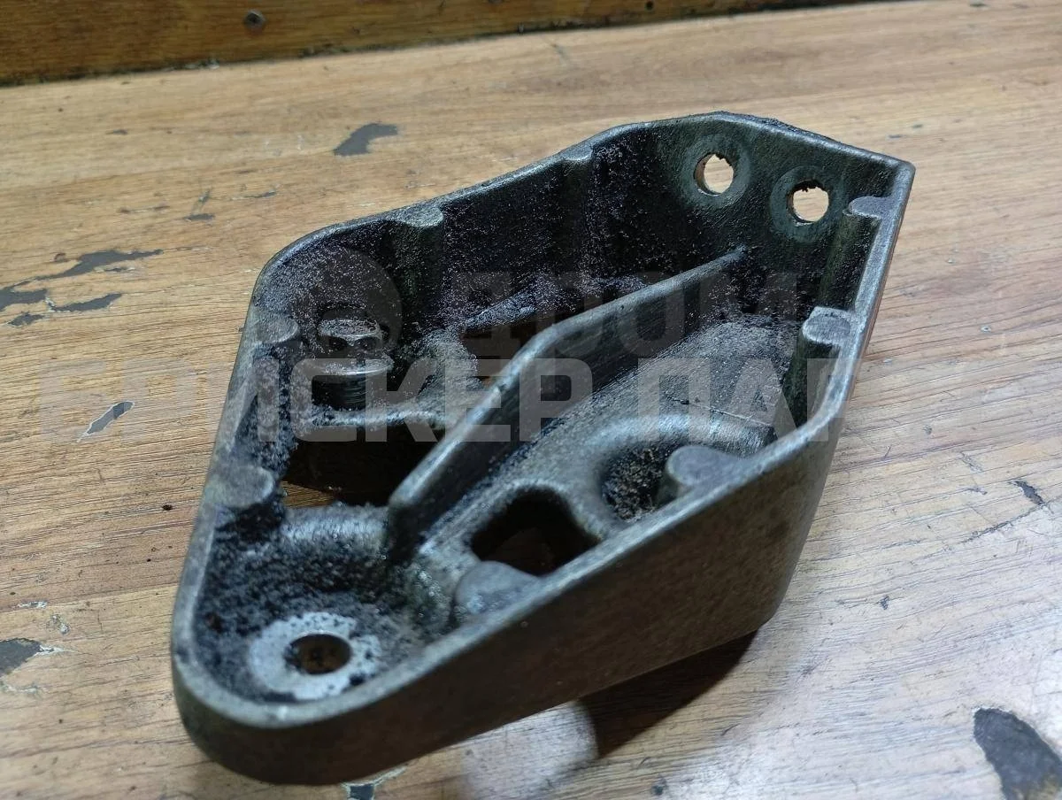 Кронштейн двигателя прав Дэу Нексия 1  N150 рестайлинг