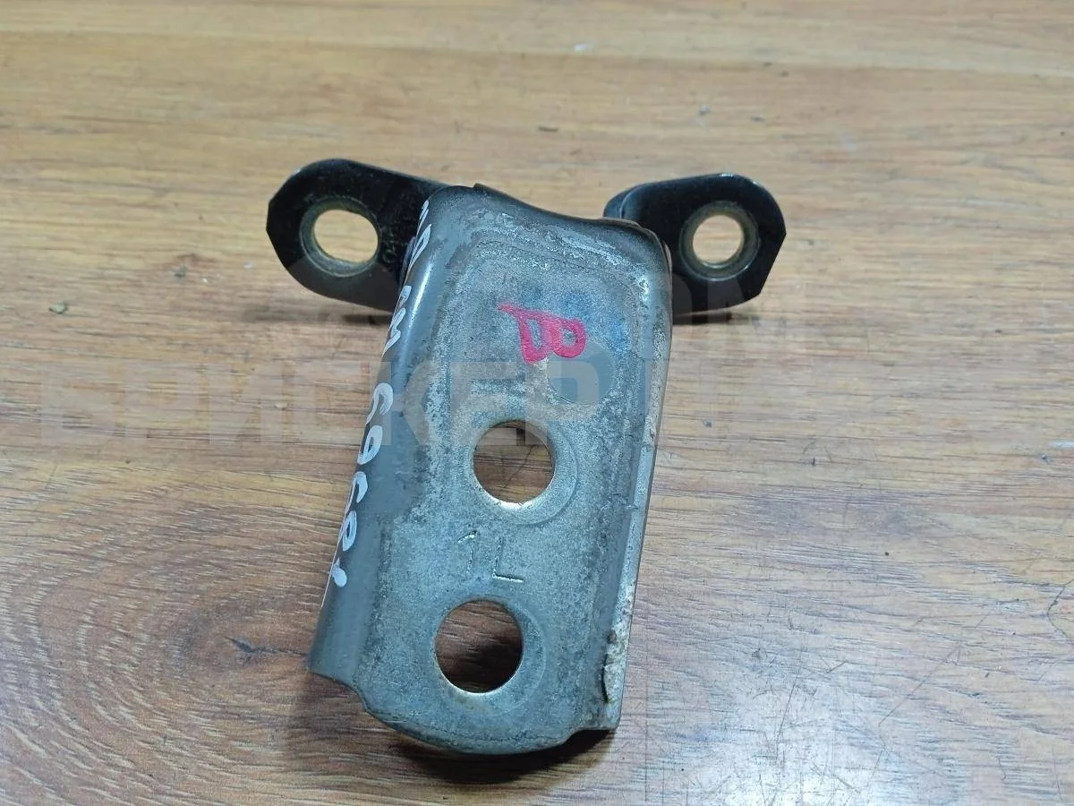 Петля двери пер левой Тойота Ярис 2