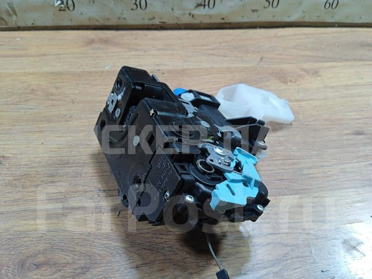 Замок двери задней Фольксваген Туран 1  (1T)