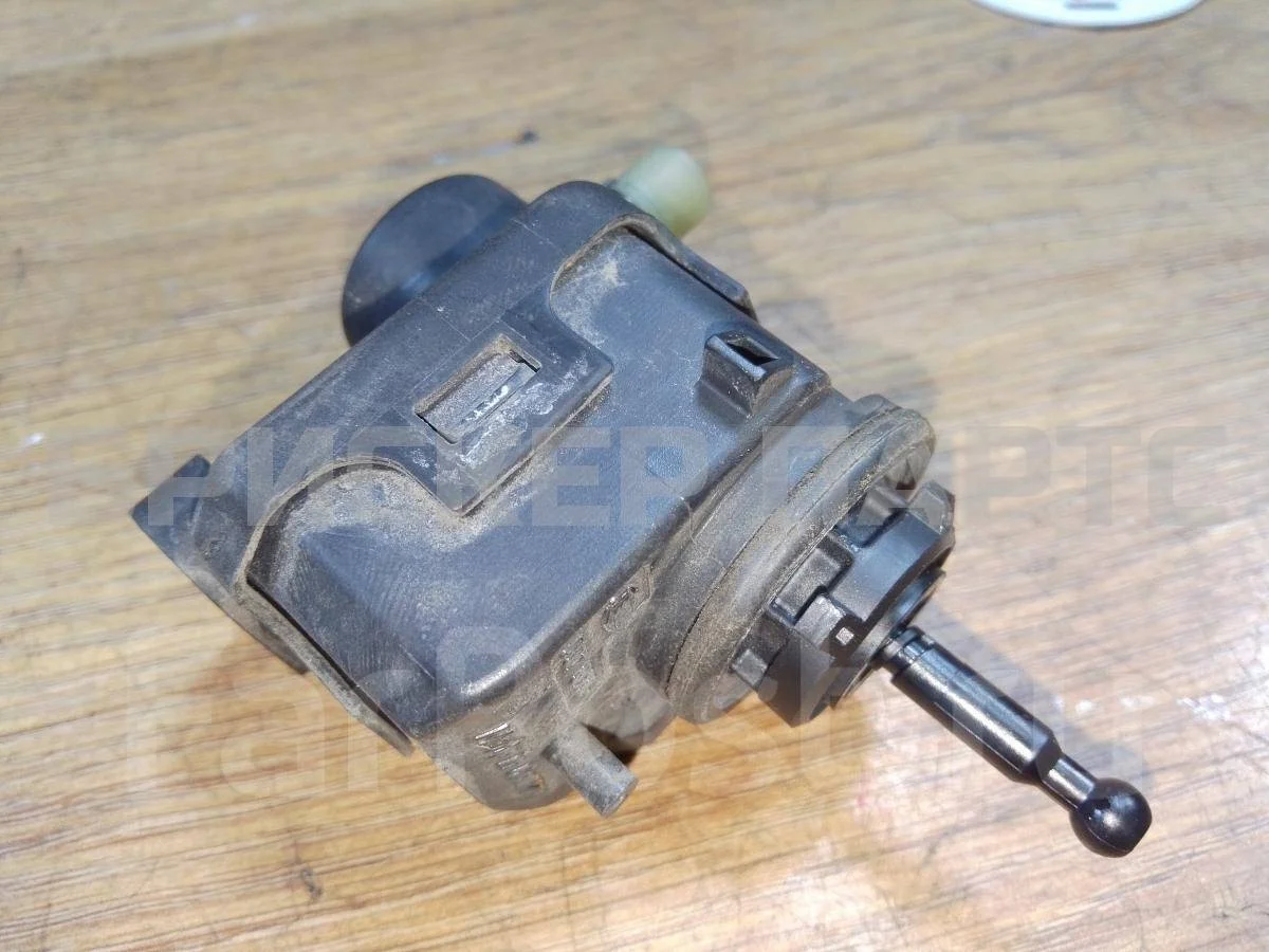 Моторчик корректора фары Рено Сценик 2