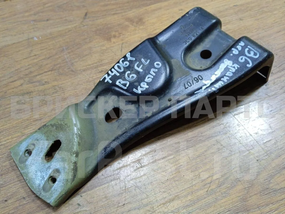 Кронштейн крыла Фольксваген Пассат Б6