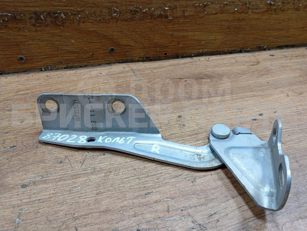 Петля капота правая Митсубиси Кольт 6  Z30