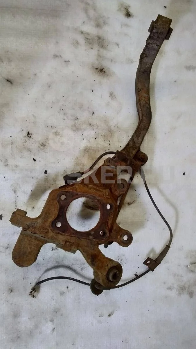 Кулак задний правый Хендай Соната 4  (EF)