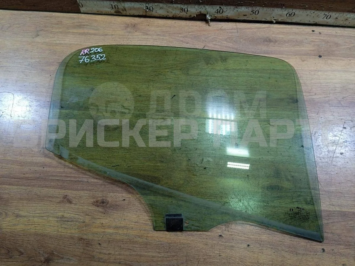 Стекло двери задней Пежо 206
