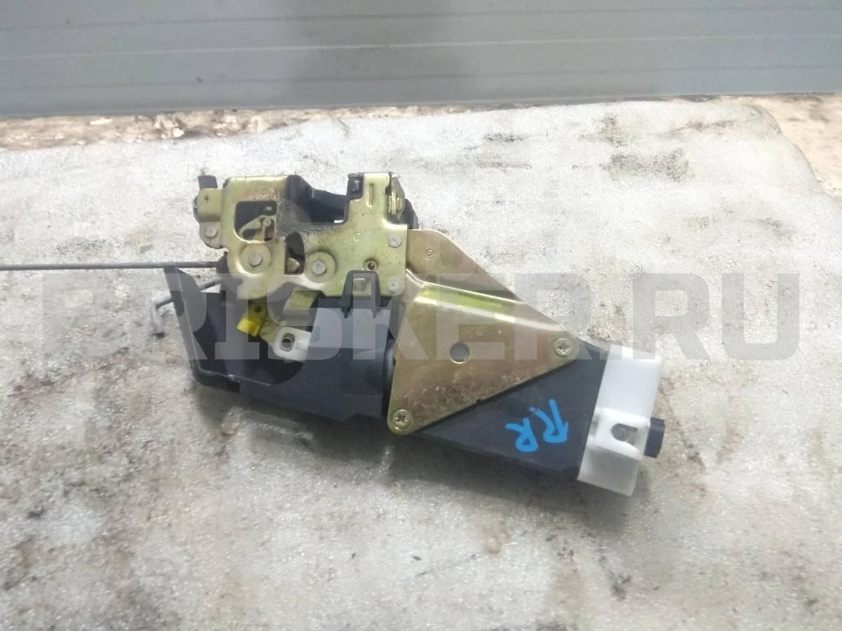 Замок двери задней Митсубиси Каризма I  рестайлинг