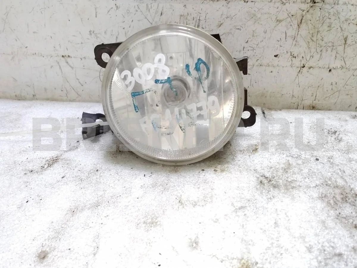 Противотуманная фара Пежо 3008 1