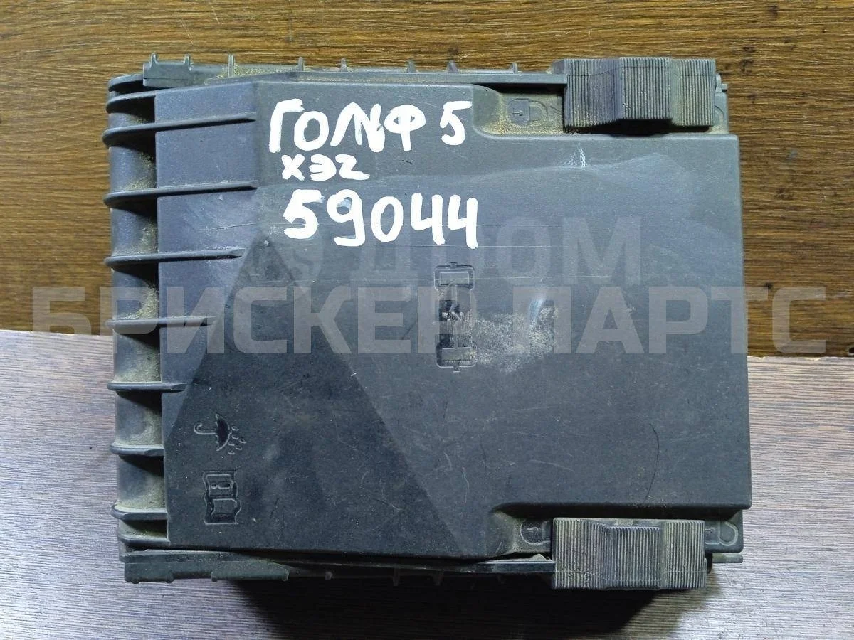 Крышка блока предохранителей Фольксваген Гольф Mk5