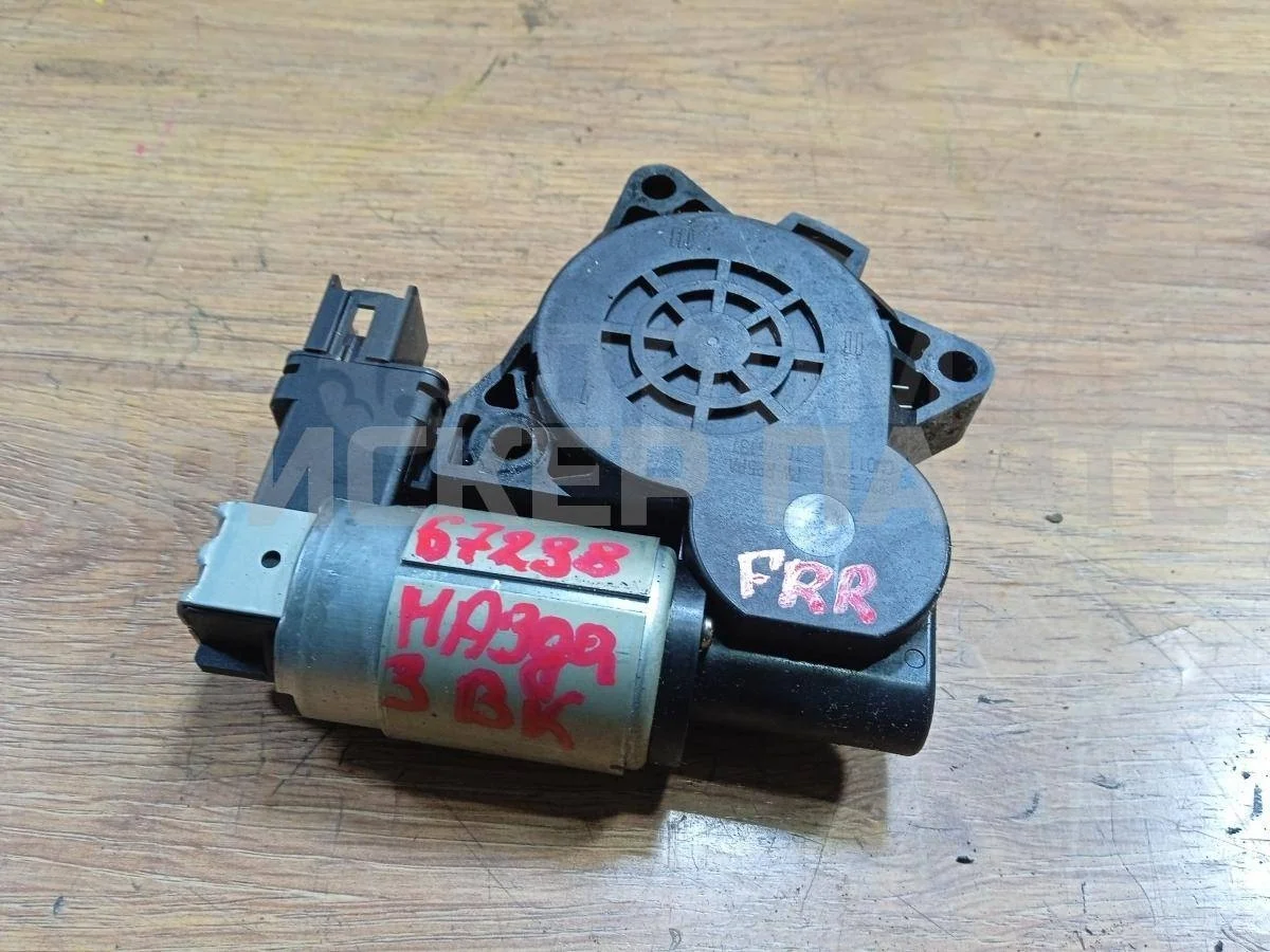 Моторчик стеклопод. Мазда 3 1 (BK)