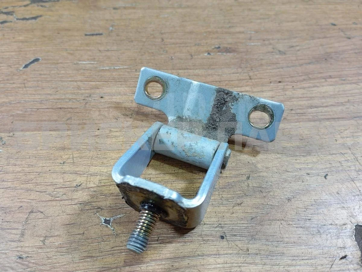 Петля багажника левая Митсубиси Кольт 6  Z30