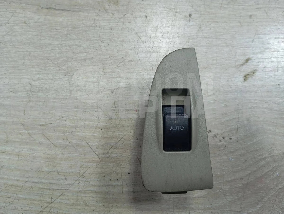 Кнопка стеклоподъемника правая Тойота Авенсис 2 (T250)