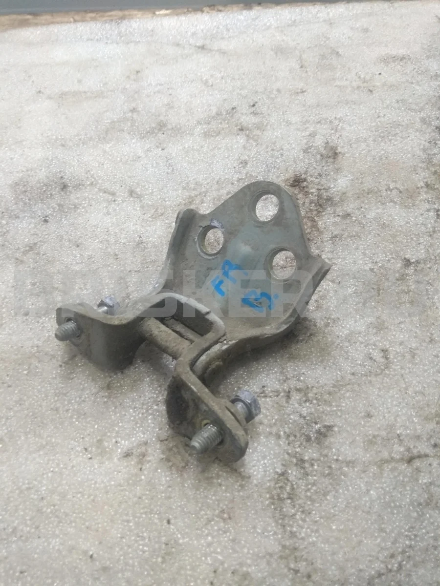 Петля двери пер правой Митсубиси Каризма I  рестайлинг