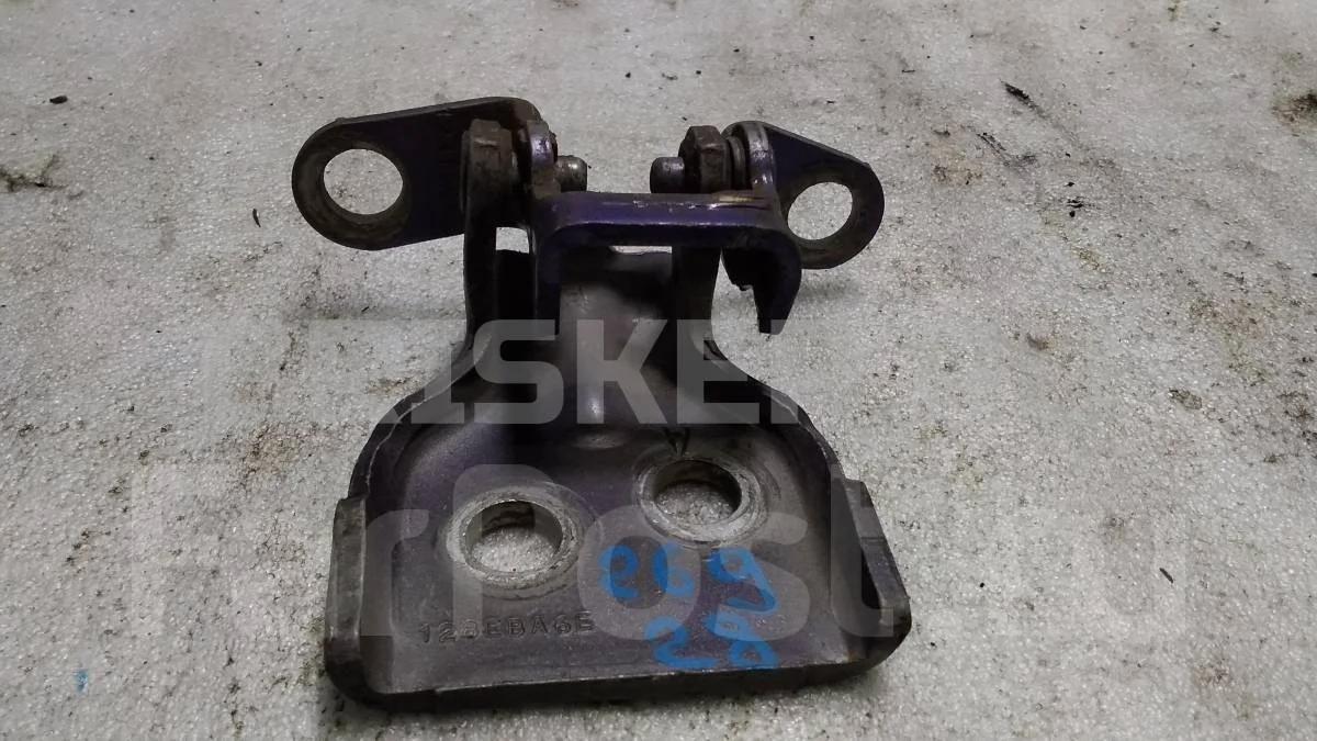 Петля двери пер правой Форд Фиеста MK5