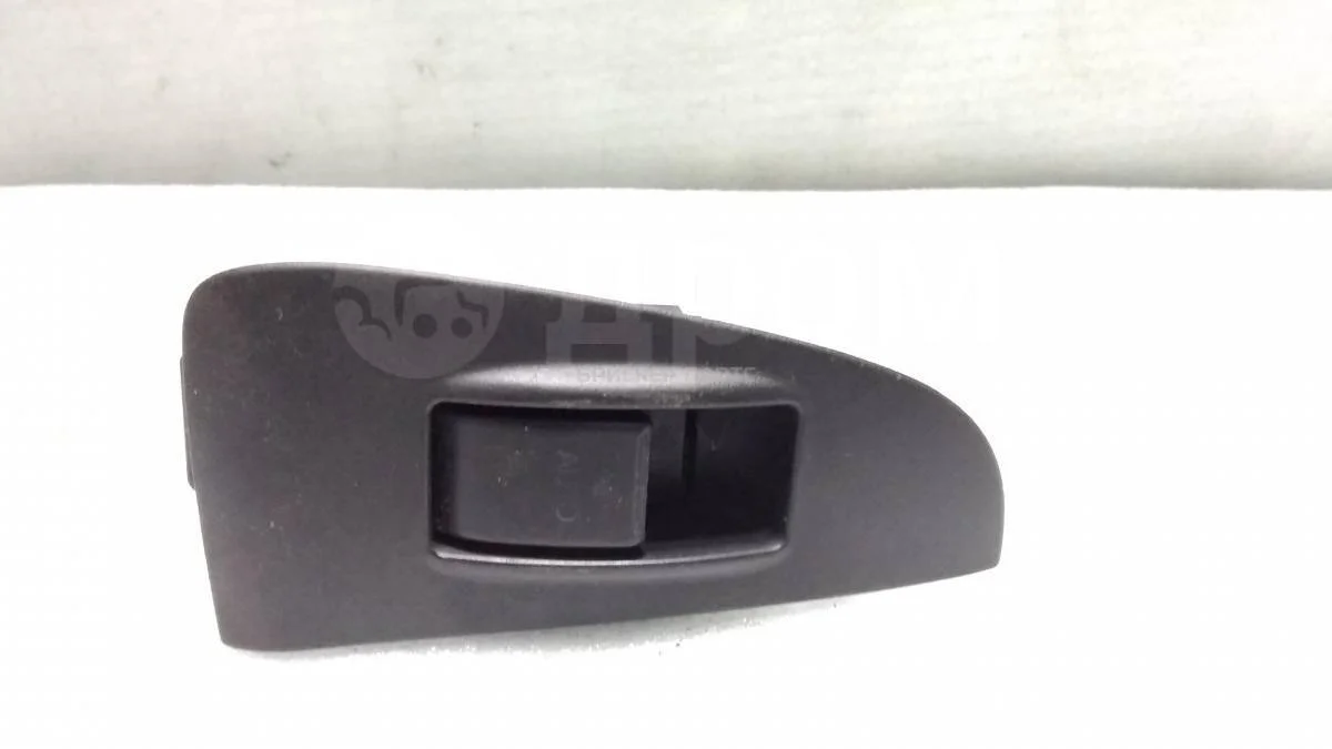 Кнопка стеклоподъемника Тойота Авенсис 2 (T250)