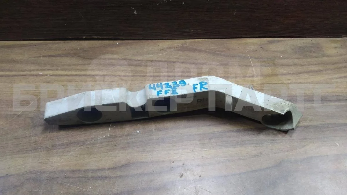 Кронштейн бампера Форд Фокус 2  CB4