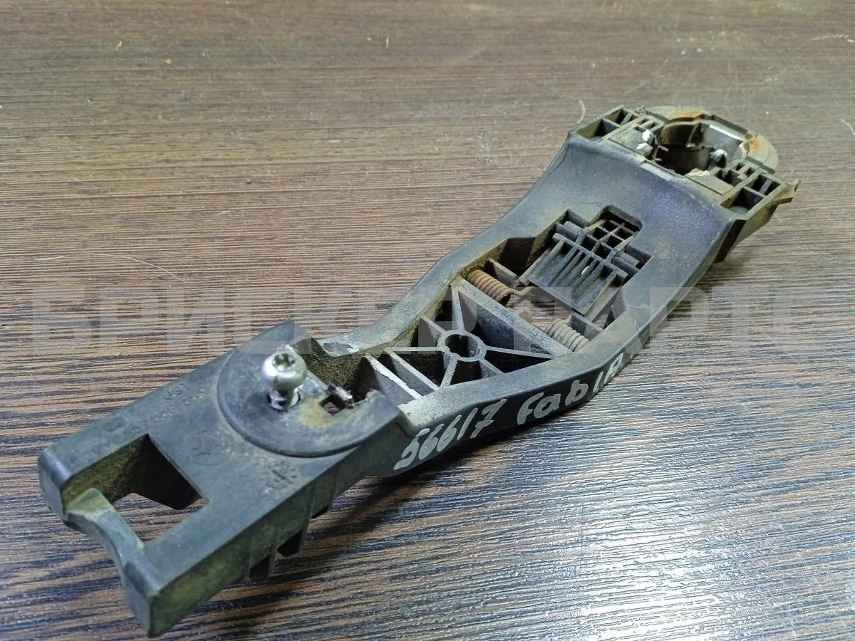 Кронштейн ручки Шкода Фабия 1  Mk1 (6Y2)