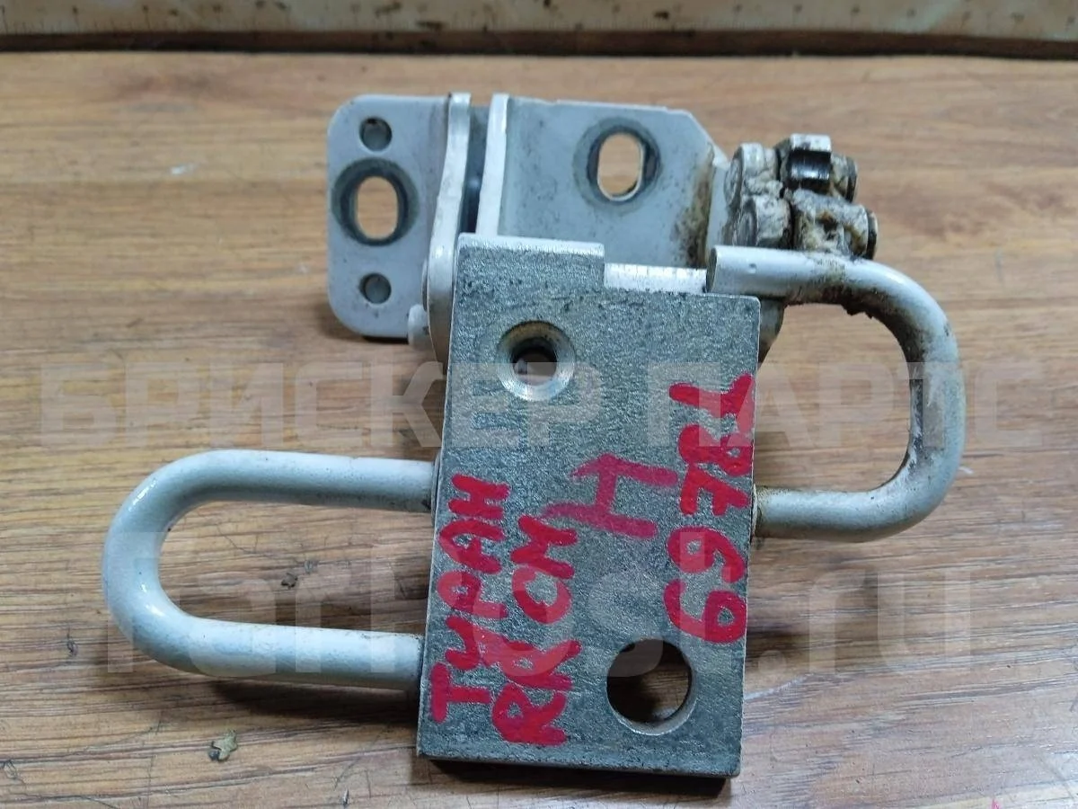 Петля двери зад правой Фольксваген Туран 1  (1T)