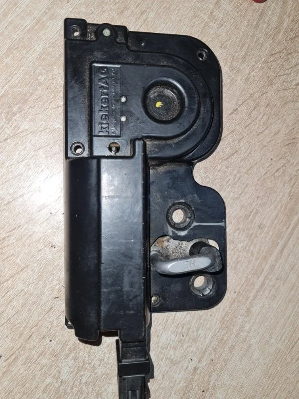 Доводчик крышки багажника Porsche Cayenne 2006 955