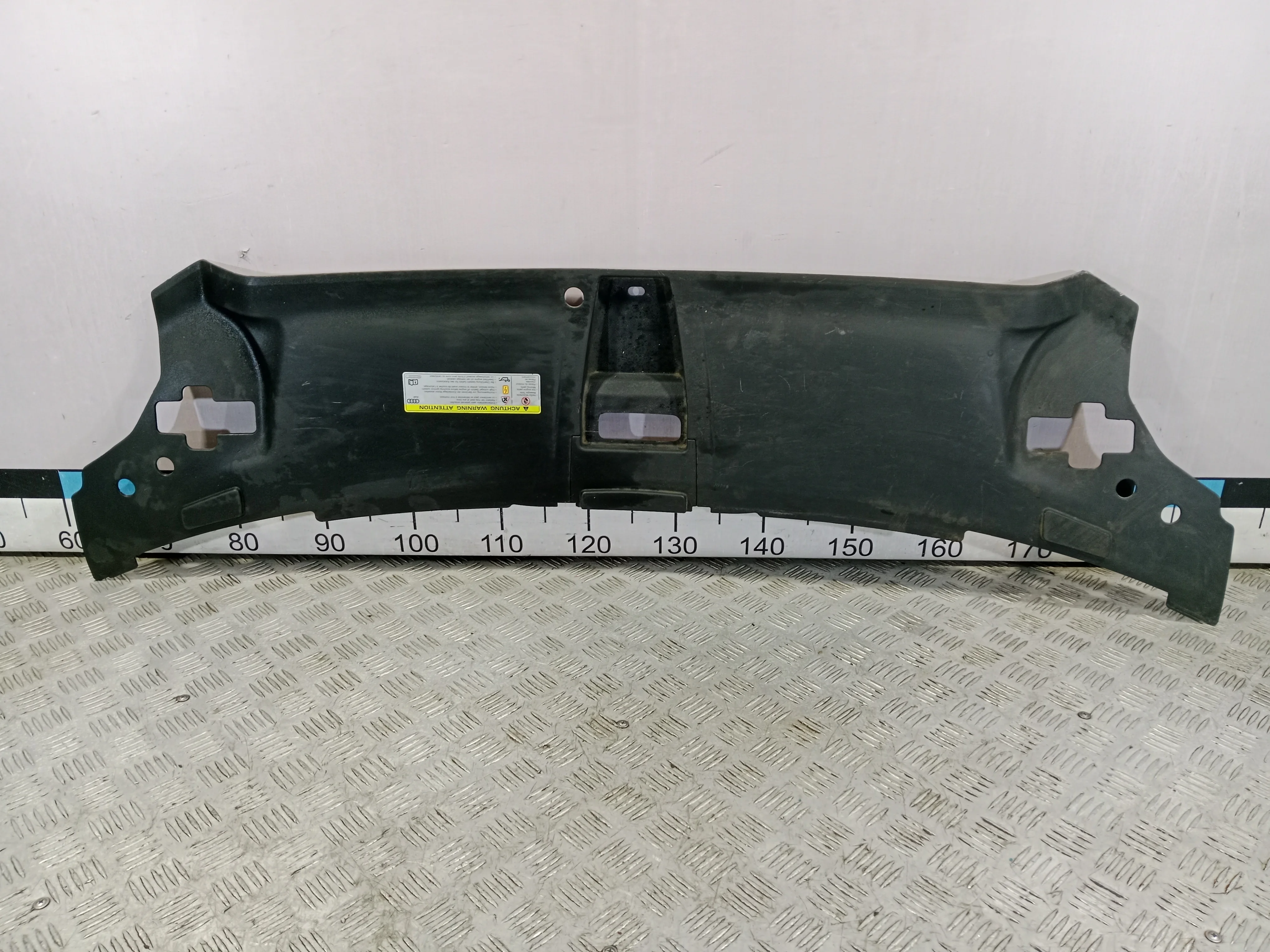 [Б/У] Кожух замка капота Audi A8 2010-2018 - Сломаны направляющие по передней кромке [ХОРОШЕЕ] [Код: 00492035 ]