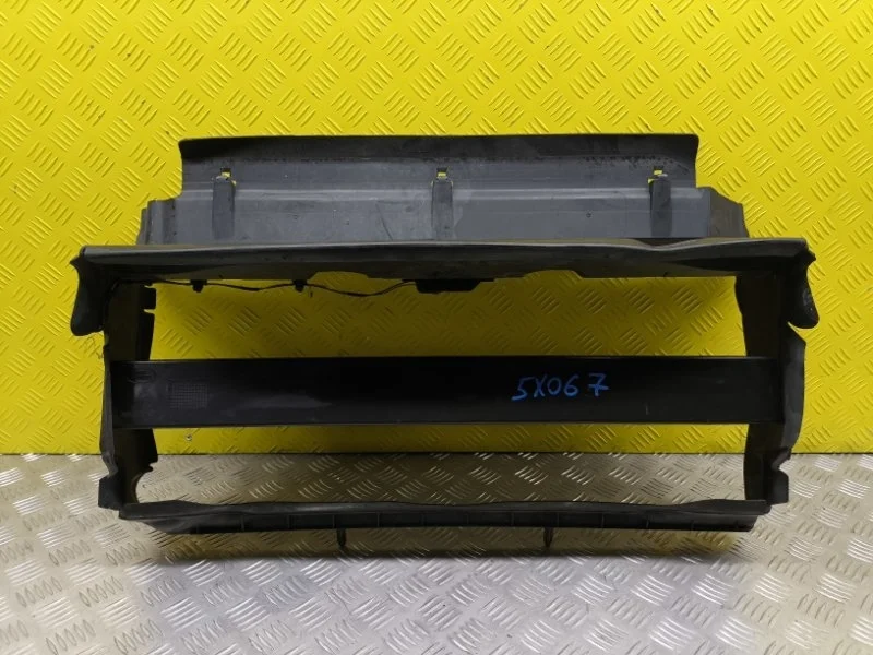 Дефлектор радиатора Land Rover Range Rover Sport I 2005-2013 2010 LR013050 3.0 D SDV6