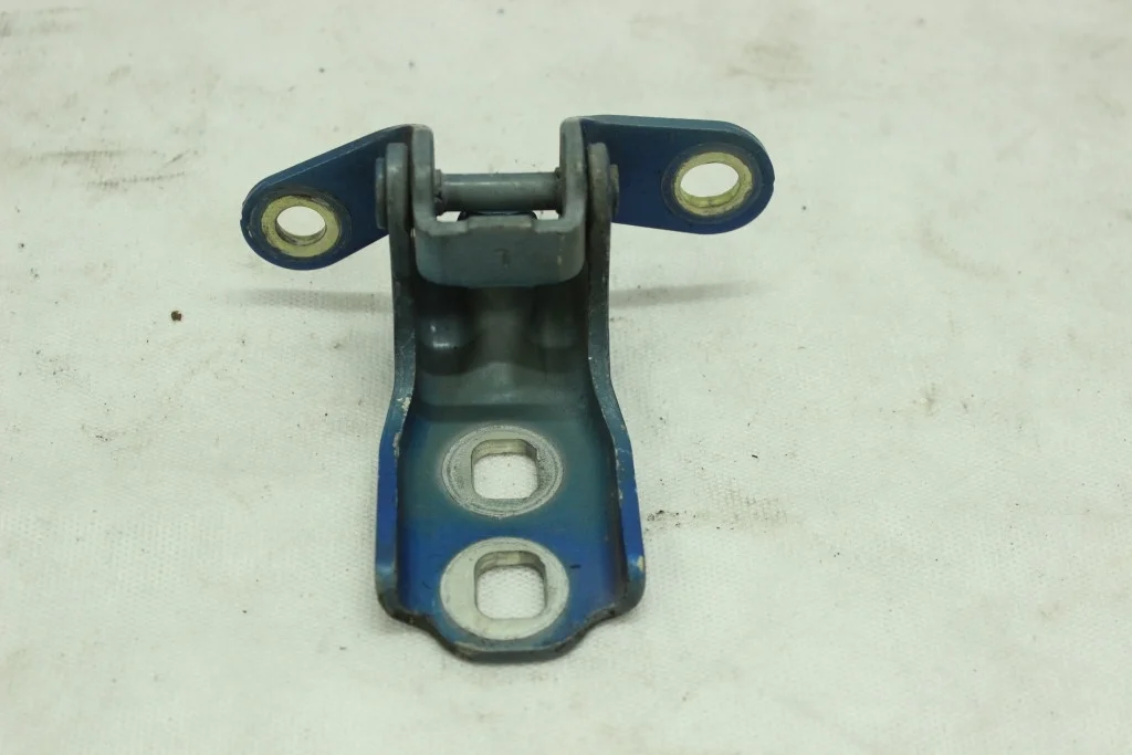 Петля двери передней левой верхняя Opel Mokka