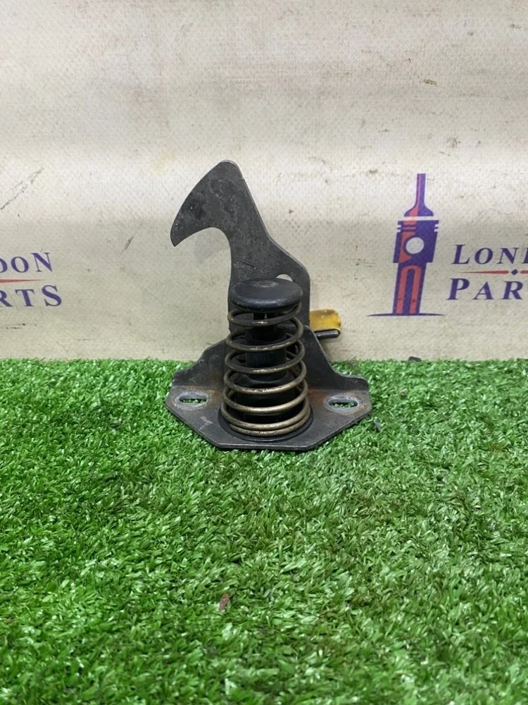 Крюк капота BMW E92