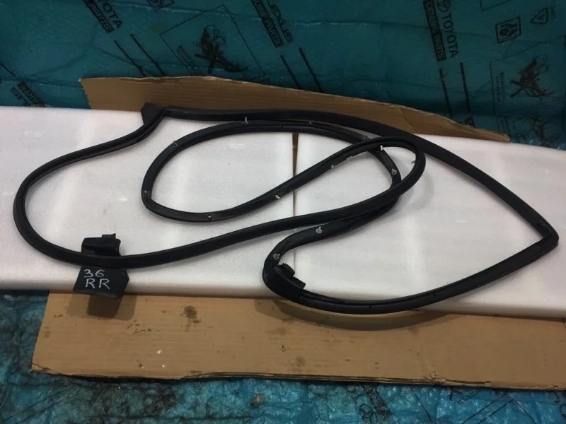 Уплотнитель двери задней правой Lexus Lx570 2017 6787160110 URJ202 3UR-FE 5.7