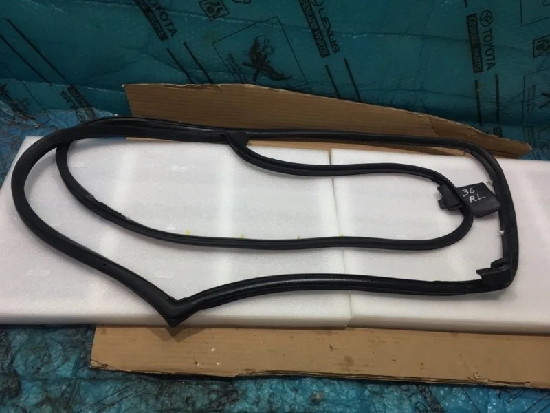 Уплотнитель двери задней левой LEXUS LX570 2017 6787260110 URJ202 3UR-FE 5.7