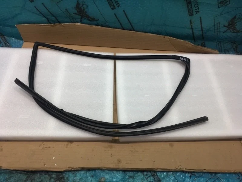 Уплотнитель стекла двери LEXUS LX570 2017 6815260050 URJ202 3UR-FE 5.7, задний левый