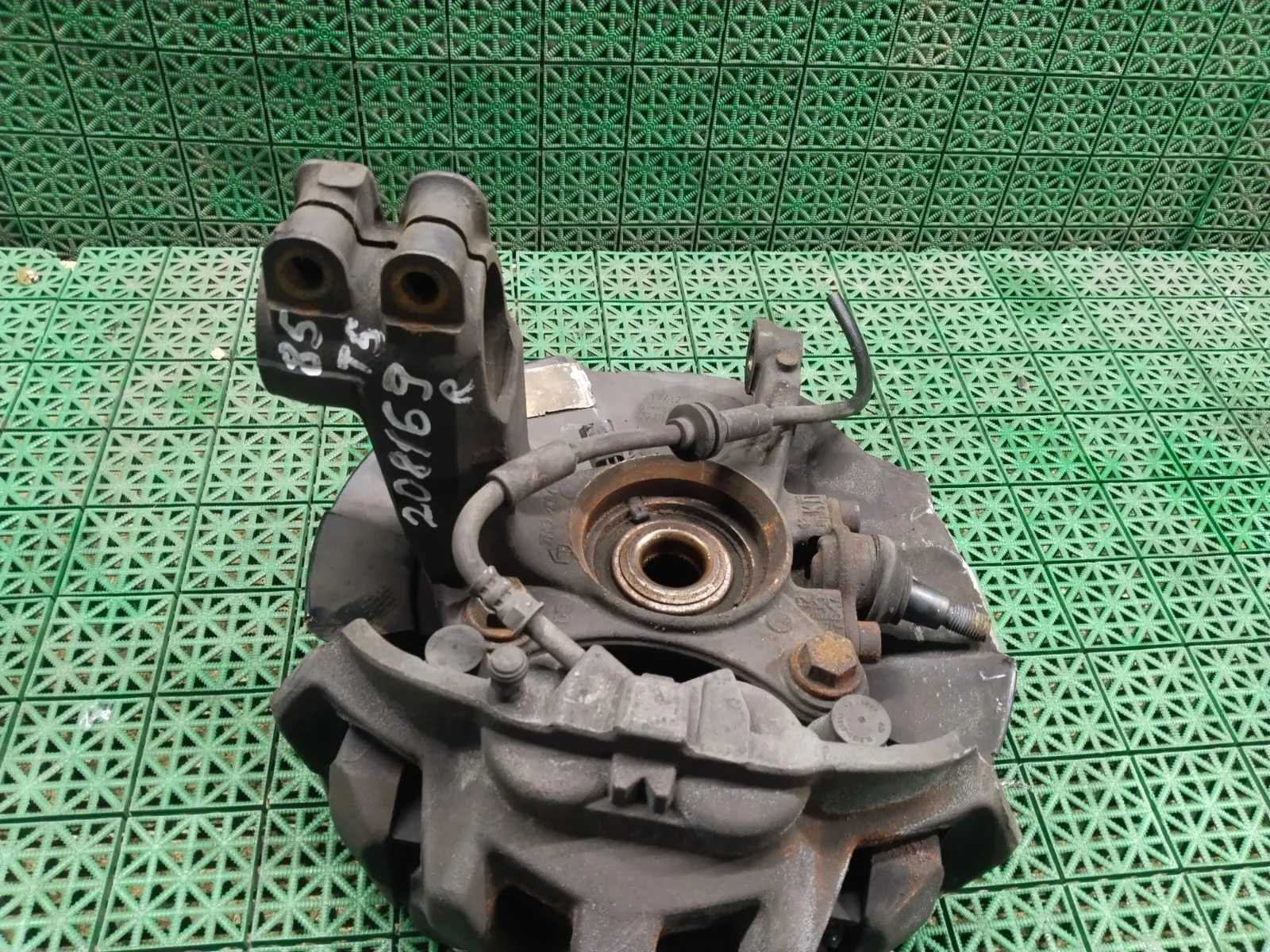 Кулак поворотный VOLKSWAGEN TRANSPORTER T5 2004- 85мм правый б/у TRANSPORTER T5(2003-2015)