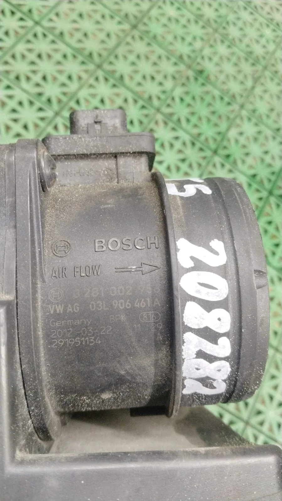 Расходомер воздуха AUDI A3, SKODA OCTAVIA A7, VOLKSWAGEN PASSAT 2013- мален 2/4 б/у TRANSPORTER T5(2003-2015)