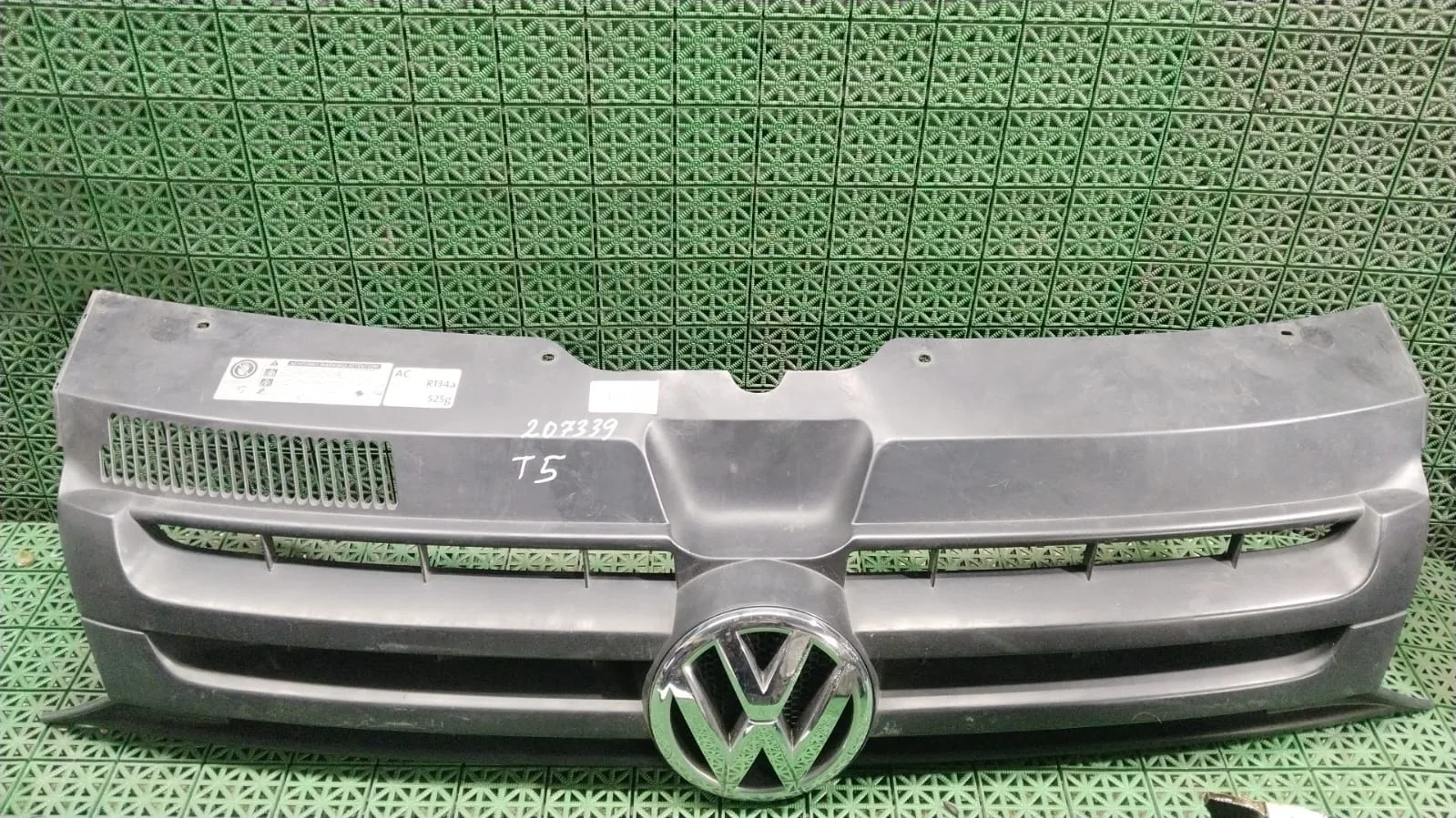 Решетка радиатора VOLKSWAGEN TRANSPORTER T5 2010- б/у TRANSPORTER T5(2003-2015)