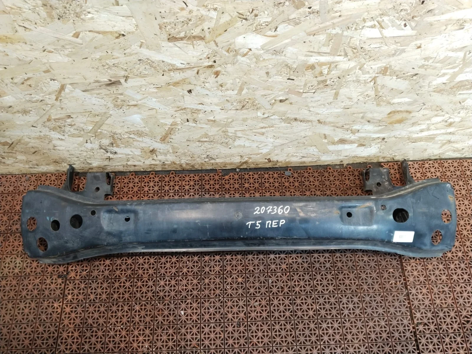 Усилитель бампера VOLKSWAGEN TRANSPORTER T5 2010- передний б/у TRANSPORTER T5(2003-2015)