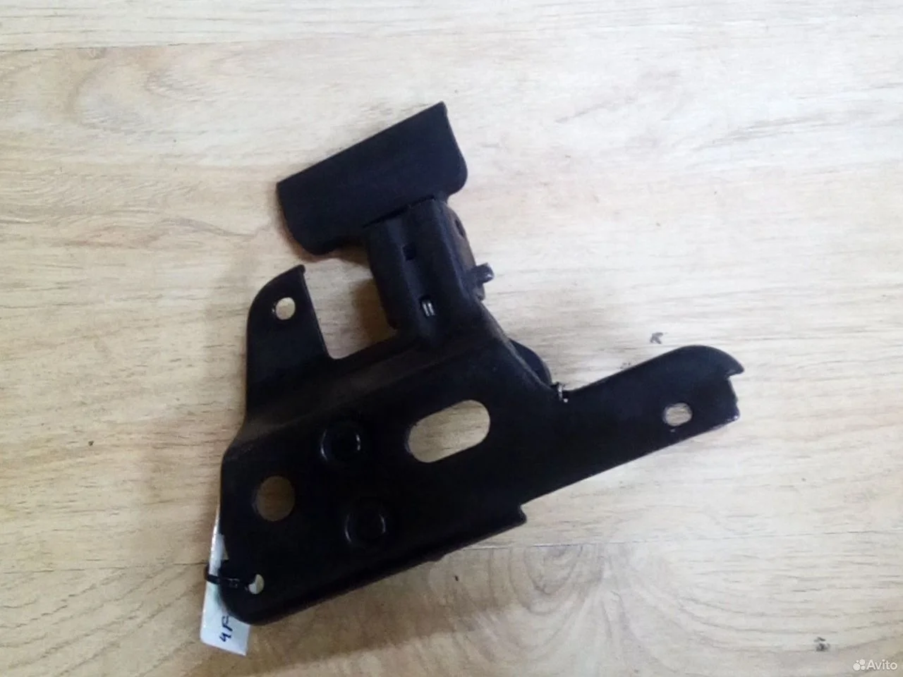 Крючок капота audi a6 4f0823480b