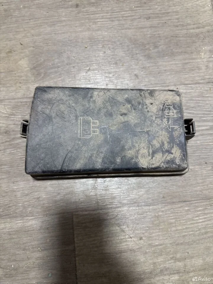 Верхняя крышка монтажного блока vag