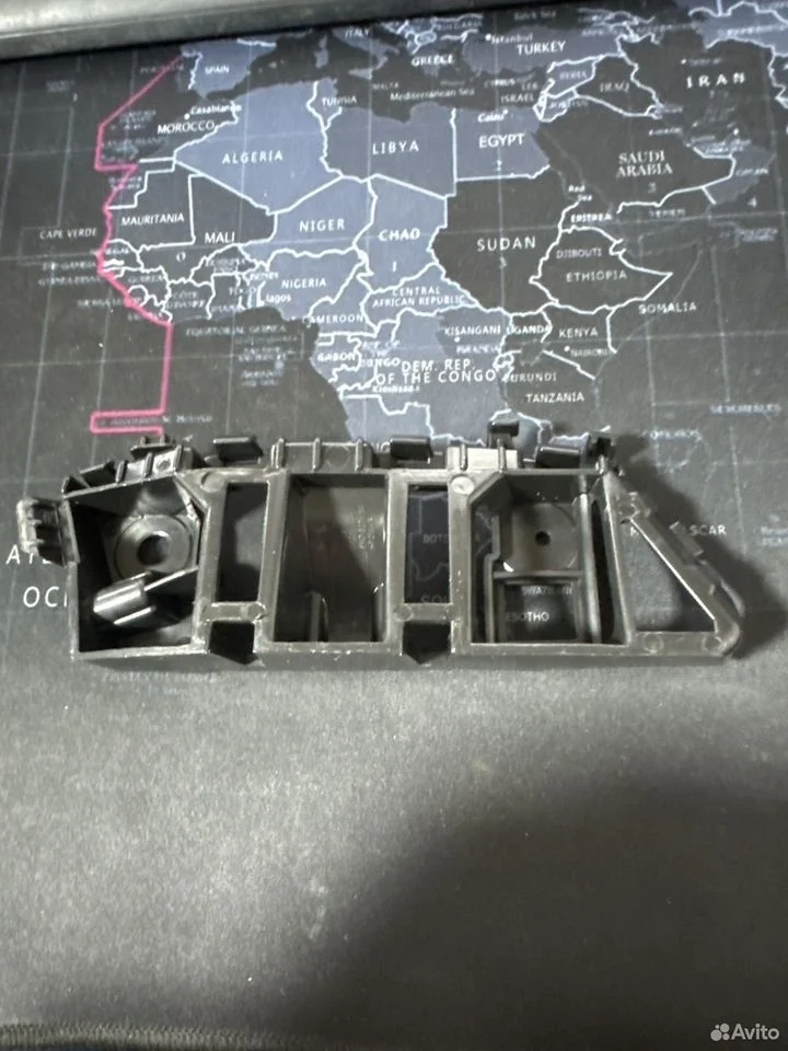 Направляющая бампера передняя правая vag