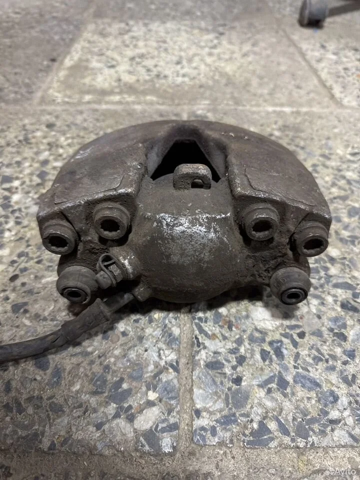 Суппорт тормозной передний правый vag